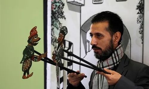 Syria’s last shadow puppeteer hopes to save his art | News of Bahrain
